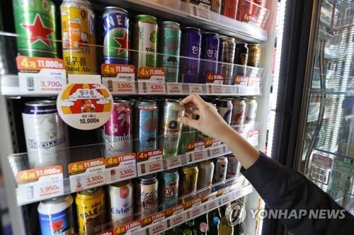 资料图片：便利店销售的日本啤酒 韩联社