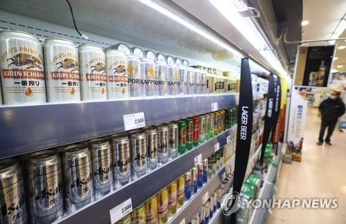 资料图片：大型超市啤酒货柜摆满日本啤酒。 韩联社