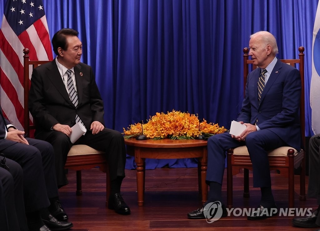 资料图片：当地时间2022年11月13日，在柬埔寨金边一酒店，韩国总统尹锡悦（左）和美国总统拜登举行首脑会谈。 韩联社