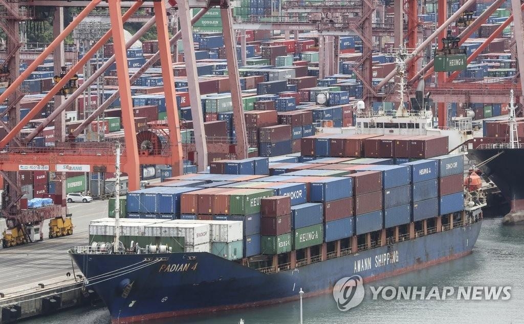资料图片：釜山港神仙台集装箱码头 韩联社