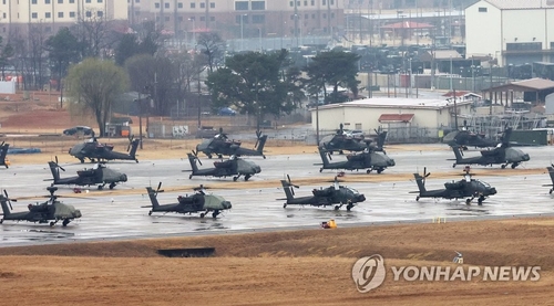 资料图片：3月12日，在位于京畿道平泽市的驻韩美军基地“汉弗莱斯营”，多架阿帕奇直升机在停机坪待命。 韩联社