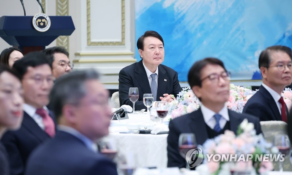 3月14日，在原总统府青瓦台迎宾馆，韩国总统尹锡悦（右三）邀请100家提供优质就业岗位公司的首席执行官（CEO）共进午餐。 韩联社