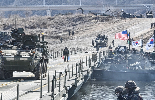 韩美陆军举行联合渡河演练