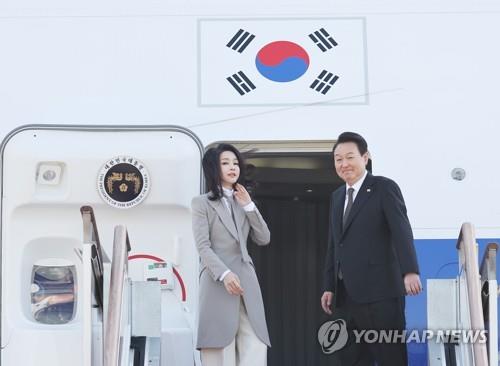 3月16日，在位于京畿道城南市的首尔机场，韩国总统尹锡悦（右）和夫人金建希乘机启程赴日。 韩联社