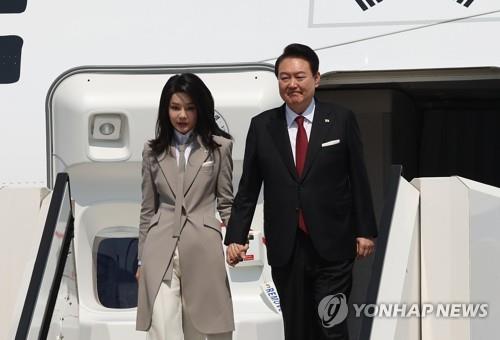 3月16日，韩国总统尹锡悦（右）乘专机抵达东京羽田机场。左为夫人金建希。 韩联社
