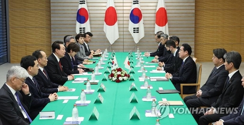 3月16日下午，在日本东京的首相官邸，尹锡悦（左排左四）与岸田文雄（右排右四）举行会谈。 韩联社