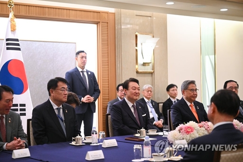 3月17日，在日本东京一家酒店，韩国总统尹锡悦（左三）接见日韩亲善团体及日本政界人士。 韩联社