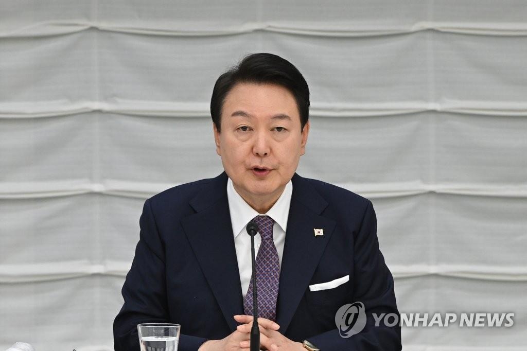3月17日，在位于东京的日本经济团体联合会（经团联）会馆，韩国总统尹锡悦出席韩日商务圆桌会议。 韩联社