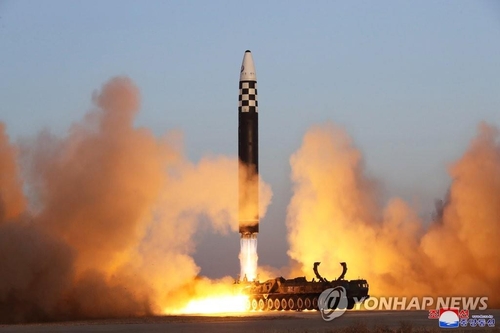 据朝中社3月17日报道，在朝鲜国务委员会委员长金正恩的现场指导下，劳动党中央军事委员会16日在平壤国际飞行场发射“火星-17”型洲际弹道导弹（ICBM）。导弹飞行时间4151秒，射程1000.2公里，最大射高6045千米，准确落在东部海域公海靶区。图为发射现场。 韩联社/朝中社（图片仅限韩国国内使用，严禁转载复制）