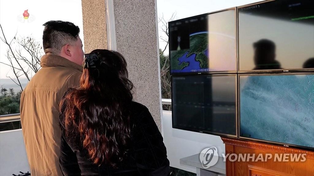 朝鲜中央电视台3月17日播出劳动党中央军事委员会前一天在平壤国际机场发射"火星-17"型洲际弹道导弹（ICBM）的视频。图为国务委员会委员长金正恩和其女儿金主爱（音）现场观摩发射导弹。 韩联社/朝鲜央视（图片仅限韩国国内使用，严禁转载复制）