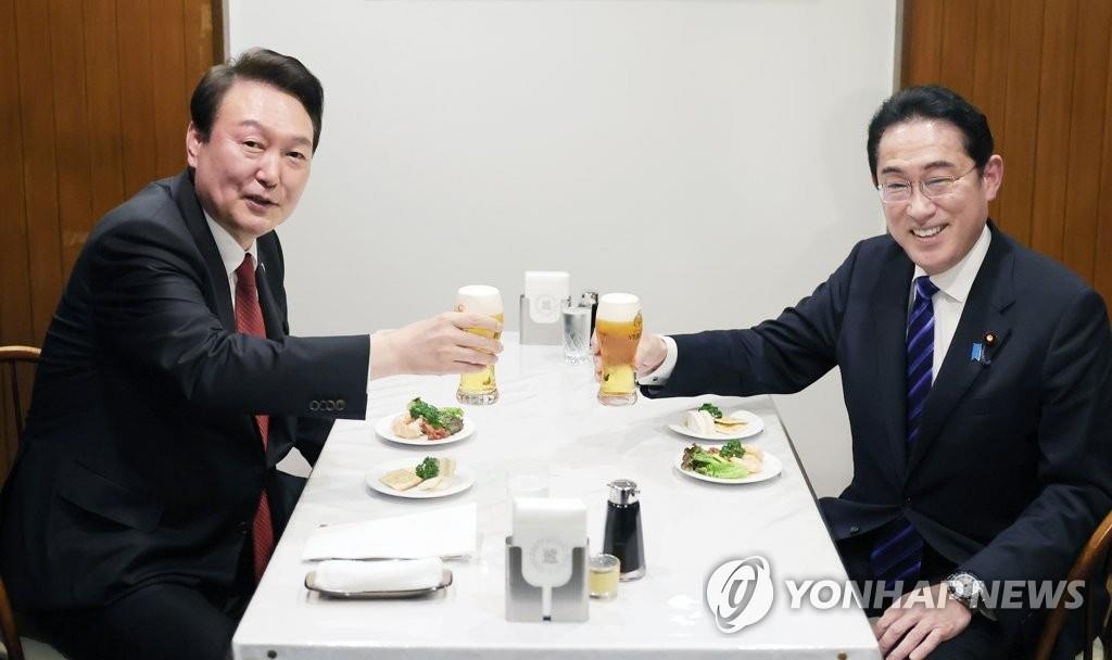 3月16日晚，在日本东京银座的一家日式蛋包饭老铺，韩国总统尹锡悦（左）同日本首相岸田文雄进行交流。 韩联社