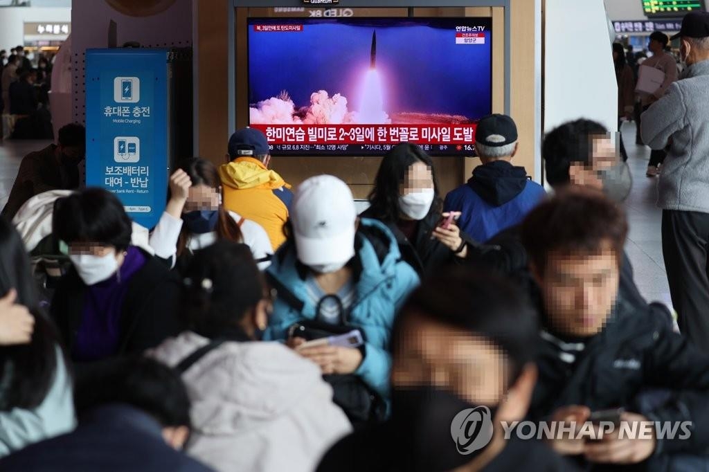 资料图片：3月19日，在首尔火车站，市民在收看朝鲜试射1枚短程弹道导弹的新闻报道。 韩联社