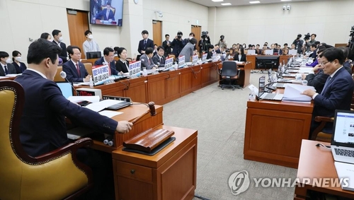 3月22日，在首尔汝矣岛的国会，国会企划财政委员会召开全体会议。图为会议现场。 韩联社