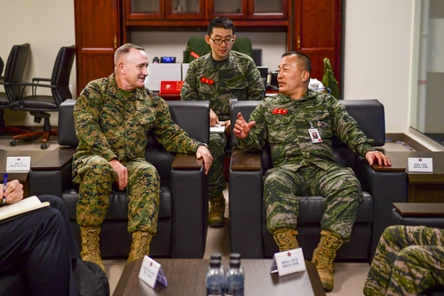 2023年3月22日，海军陆战队司令金桂焕（右）和美国太平洋海军陆战队（MARFOPAC）司令威廉·尤尼交谈。 韩国海军陆战队供图（图片严禁转载复制）