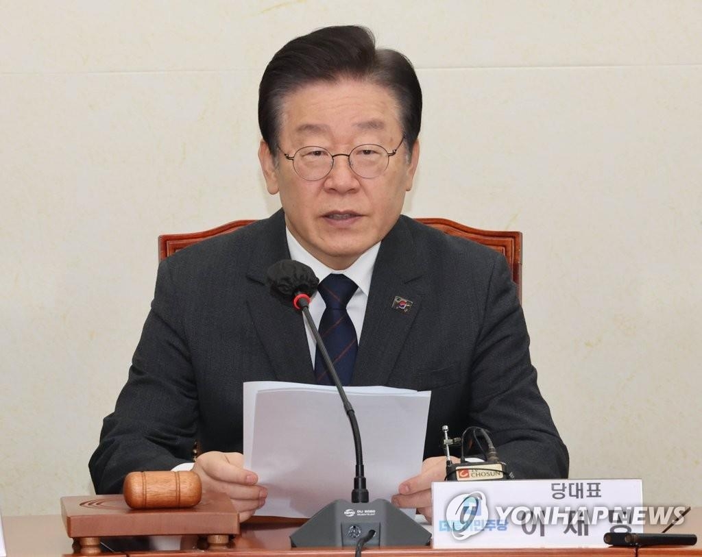 资料图片：3月22日，在国会，李在明出席国会最高委员会会议。 韩联社