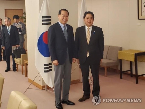 3月23日，在日本东京，权宁世（左）与日本外务大臣林芳正举行会晤前合影留念。 韩联社