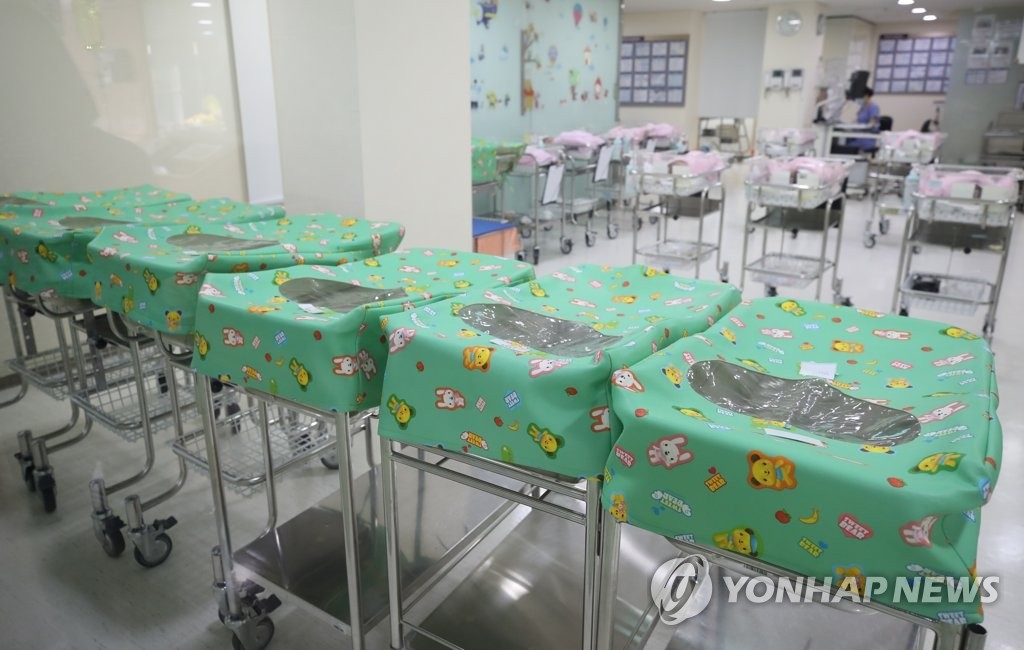 资料图片：首尔一家大型医院的新生儿室 韩联社