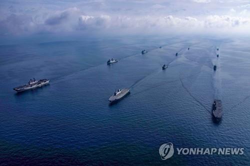 资料图片：3月21日，在庆尚北道浦项市近海，韩美海军陆战队和海军启动联合登陆演习“2023双龙演习”。图为参演韩美海军登陆机动部队在保障分队的护卫下渡海。 韩联社/韩国海军供图（图片严禁转载复制）