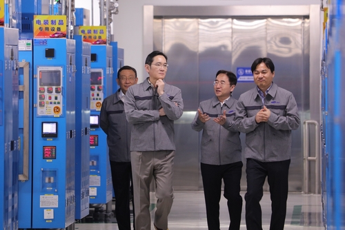 3月24日，三星电子会长李在镕（右三）视察位于中国天津的三星电机工厂。 韩联社/三星电子供图（图片严禁转载复制）