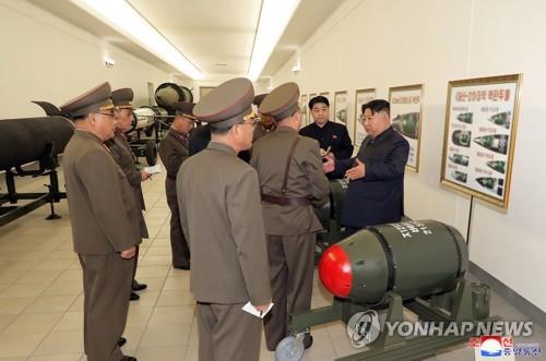 朝中社3月28日报道称，朝鲜国务委员会委员长金正恩（左五）日前指导核能武器化工作。 韩联社/朝中社（图片仅限韩国国内使用，严禁转载复制）