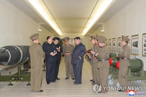 朝中社3月28日报道称，朝鲜国务委员会委员长金正恩（左五）日前指导核能武器化工作。 韩联社/朝中社（图片仅限韩国国内使用，严禁转载复制）