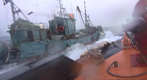 韩海警抓获2艘非法捕捞中国渔船