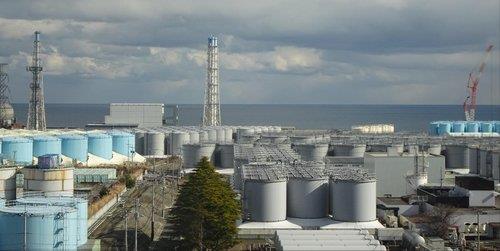 资料图片：2月2日，福岛核电站内堆放着大量储存污染水的储水罐。 韩联社