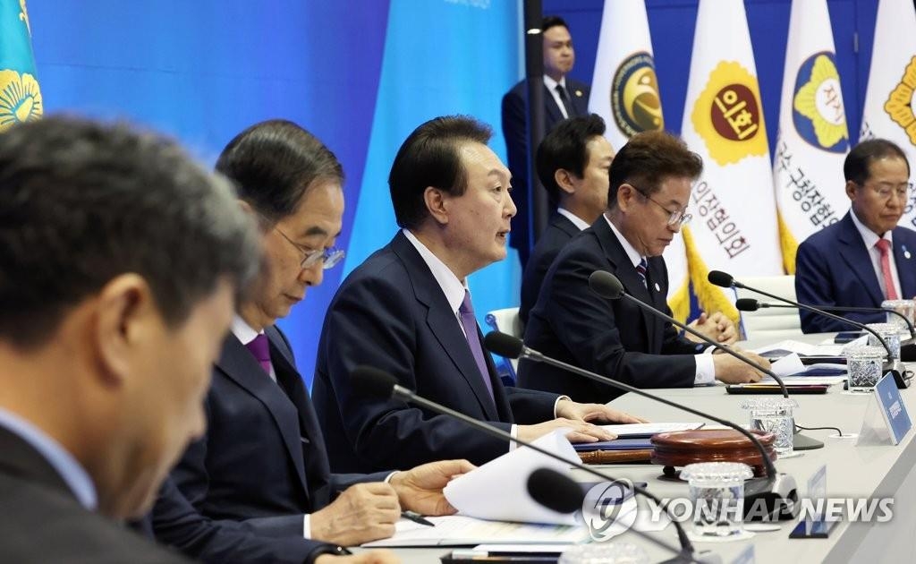 4月6日，在釜山会展中心，韩国总统尹锡悦（左三）主持召开第四届央地政府合作会议。 韩联社
