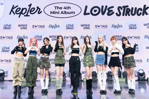 4月10日，韩中日跨国女团Kep1er在首尔市广津区的YES24 LIVE大厅举行第四张迷你专辑《LOVESTRUCK!》抢听会。 韩联社