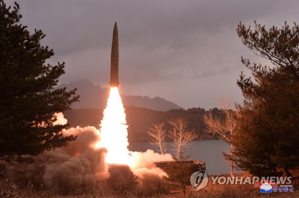 资料图片：朝鲜发射导弹现场照 韩联社/朝中社（图片仅限韩国国内使用，严禁转载复制）