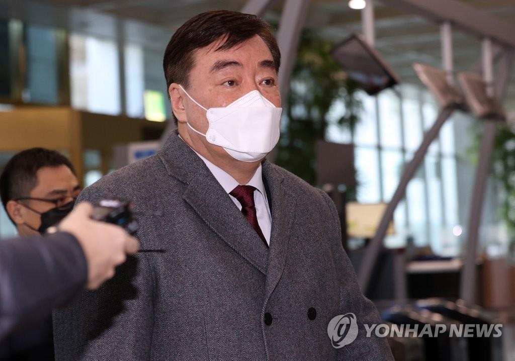 资料图片：2020年3月27日，在韩国外交部大楼，外交部官员就中国政府决定暂停持有效中国签证、居留许可的外国人入境一事召见中国驻韩大使邢海明。 韩联社