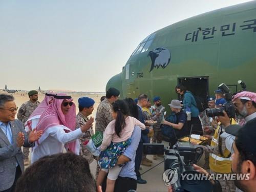 当地时间4月24日，被困苏丹的韩国侨民乘军机抵达沙特吉达机场。 韩联社/总统室供图（图片严禁转载复制）