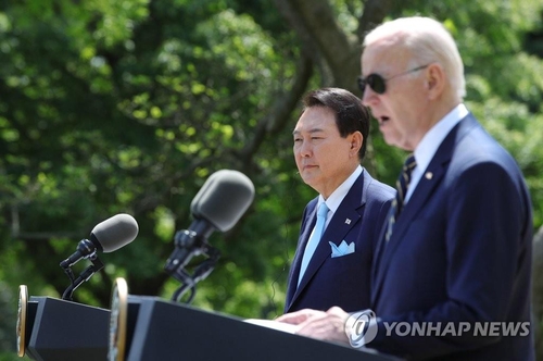 当地时间4月26日，在美国白宫，韩国总统尹锡悦（左）和美国总统拜登举行联合记者会。图为尹锡悦聆听拜登发言。 韩联社