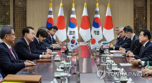 资料图片：5月7日，在首尔龙山总统府，韩国总统尹锡悦（左二）同日本首相岸田文雄（右一）举行韩日首脑会谈的大范围会谈。 韩联社