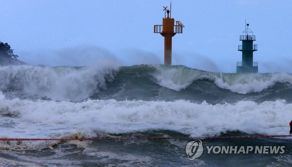 资料图片：海上掀起的巨浪 韩联社