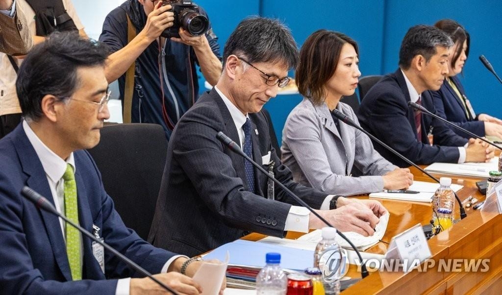 资料图片：5月12日，在首尔外交部大楼，韩日外交部门举行司局级磋商。左二为日方首席代表日本外务省裁军、防扩散与科学部部长海部笃。 韩联社