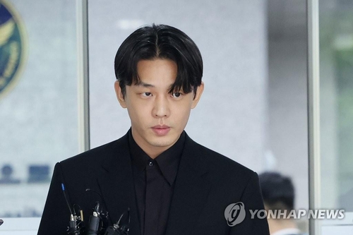 On the morning of May 17th, in the office building of the Drug Crime Investigation Team of the Seoul Metropolitan Police Agency, drug-related actor Yoo Ah-in accepted the second investigation as a suspect. The picture shows Yoo Ah-in being interviewed by the media after the investigation.yonhap news agency