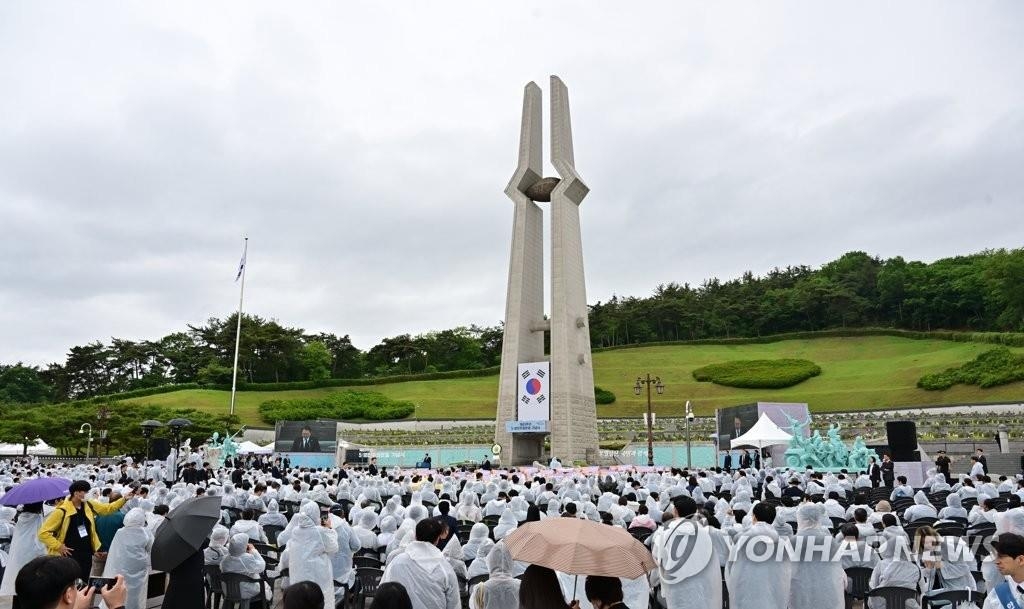 5月18日，在位于光州市北区的国立五一八民主公墓，五一八民运43周年纪念仪式在雨中举行。 韩联社