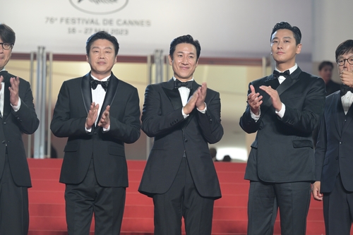 《寂静》主演齐亮相。右起依次是朱智勋、李善均、金熙元。 韩联社