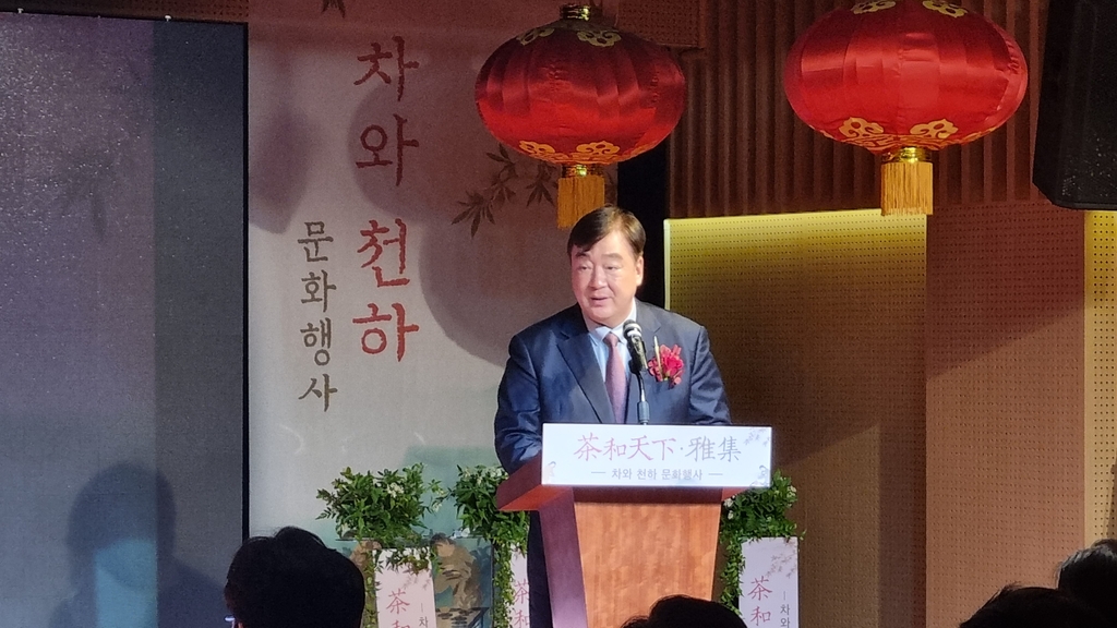5月23日，在首尔中国文化中心，中国驻韩大使邢海明出席“茶和天下·雅集”活动开幕式并致辞。 韩联社