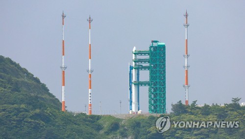 5月23日，在全罗南道高兴郡的罗老宇航中心，“世界”号被固定在发射台上。 韩联社