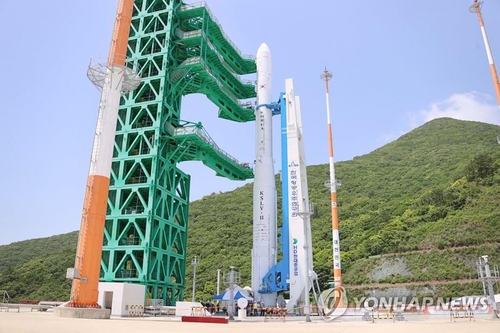 资料图片：5月23日，在全罗南道高兴郡罗老宇航中心，韩国自主研制的运载火箭“世界”号完成起竖并被固定在发射台上。 韩联社/韩国航空宇宙研究院供图（图片严禁转载复制）