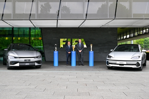 当地时间5月25日，在位于瑞士的国际足球联合会（FIFA）总部，现代汽车集团企划调整室室长金杰（左）和FIFA主席詹尼·因凡蒂诺签署了关于延长现代汽车集团国际足联合作伙伴关系的协议。图为双方合影留念。 现代汽车集团供图（图片严禁转载复制）