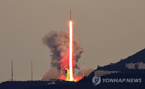 5月25日，在全罗南道高兴郡罗老宇航中心，韩国自主研制的运载火箭“世界”号（KSLV-Ⅱ）首次搭载八颗应用卫星进行第三次发射并取得圆满成功。 韩联社