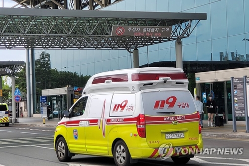 5月26日，在大邱国际机场，韩亚航空OZ8124客机因舱门打开事故紧急降落。图为机场附近的救护车。 韩联社