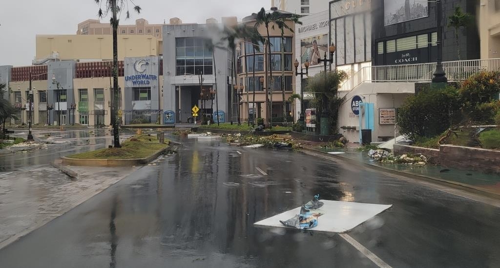 资料图片：当地时间5月25日，遭台风“玛娃”袭击的关岛街道一片狼藉。 读者供图（图片严禁转载复制）