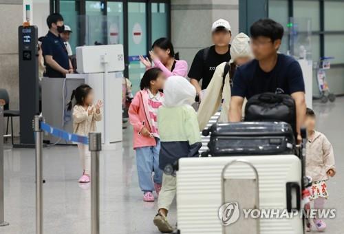 被困关岛韩国游客陆续乘机回国