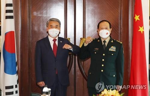 资料图片：2022年6月10日，在新加坡，李钟燮（左）与中国防长魏凤和碰肘行礼。 韩联社