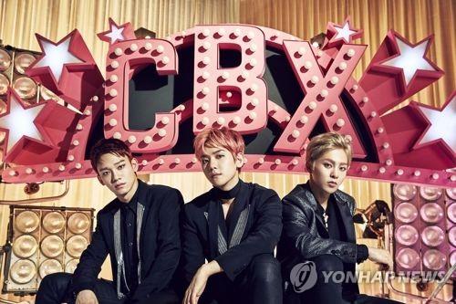 左起依次为EXO成员CHEN、伯贤、XIUMIN 韩联社
