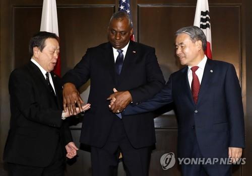 6月3日，在新加坡，韩国防长李钟燮（右起）同美国国防部长劳埃德·奥斯汀、日本防卫大臣浜田靖一举行会谈。图为韩美日防长准备握手合影。 韩联社